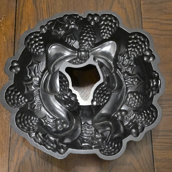 Nordic Ware Holiday Wreath Bundt Cake Pan Cast Aluminum USA - Picture 3 of 4